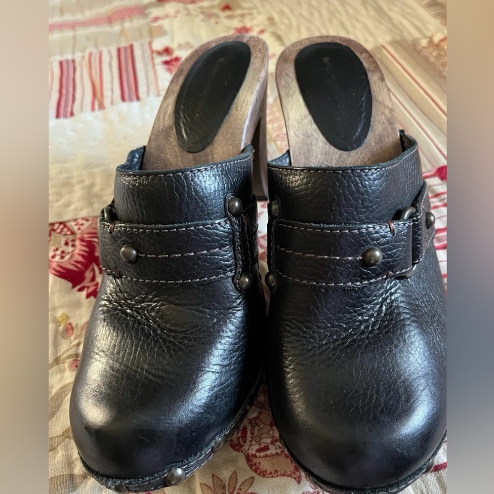 Stylish Banana Republic Black Leather Women's Clogs